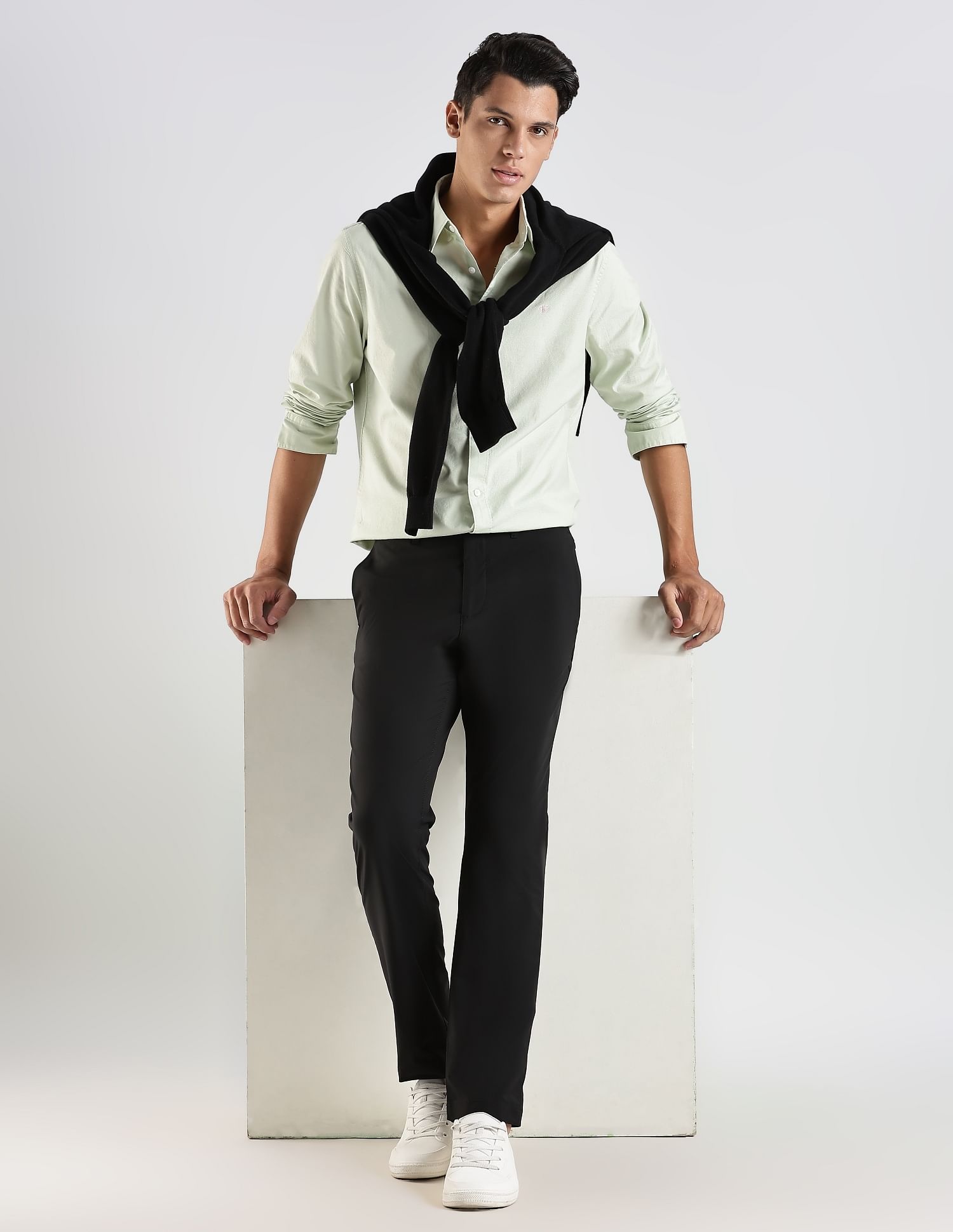 Calvin Klein Jeans Slim Fit Solid Mid Rise Trouser