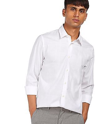 Calvin Klein Men White Spread Collar Solid Casual Shirt